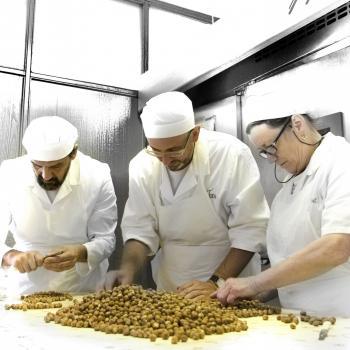 Pulizia manuale delle noci