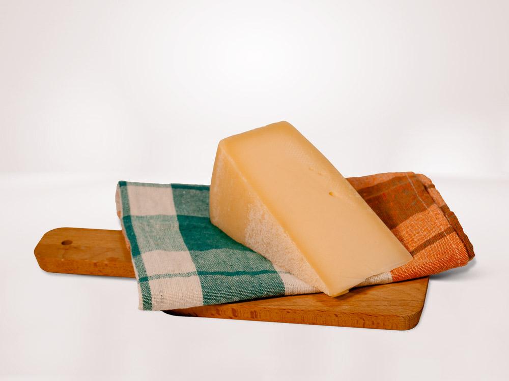 Formaggio latteria mezzano caseificio della savia