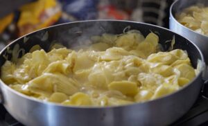 Preparazione del frico friulano, Rifugio Celso Gilberti