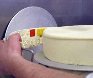 Produzione di una forma di Montasio DOP, Caseificio Della Savia