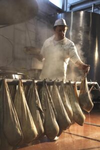 Affumicatura della ricotta, Caseificio Alto But.