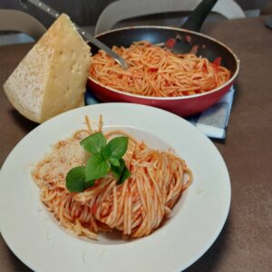 Latteria Stagionato guattugiato su un piatto di pasta!