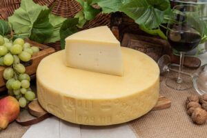 Formaggio Montasio Fresco