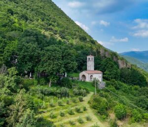 Chiesetta di Nimis e vigneti - vista dall'alto